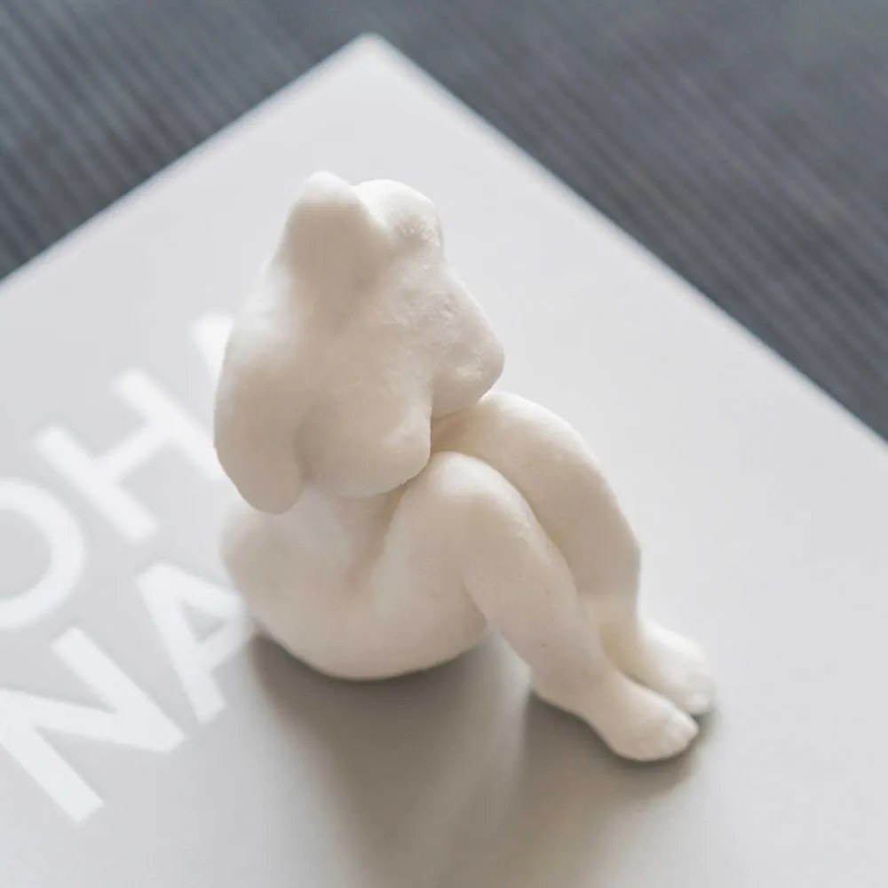 Soška z polyresínu (výška 14 cm) Sitting Woman – Mette Ditmer Denmark