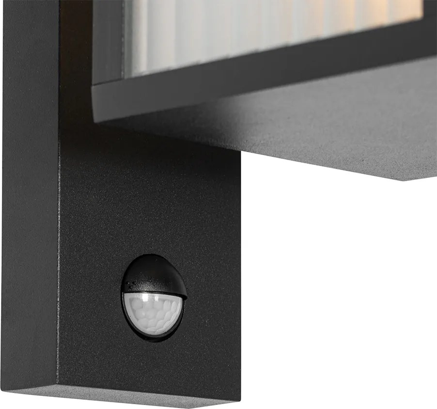 Vonkajšia nástenná lampa čierna s rebrovaným sklom a senzorom pohybu - Charlois