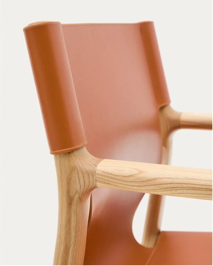 Koňakovohnedá jedálenská stolička s podrúčkami z jaseňového dreva Jan – Kave Home