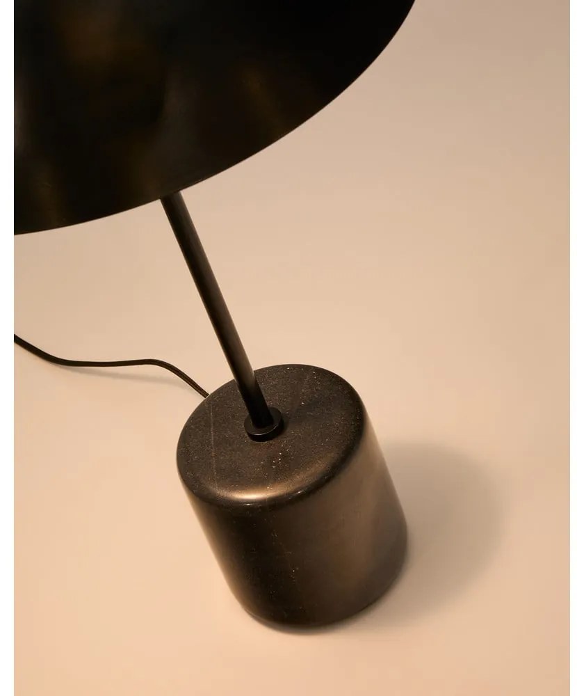 Čierna mramorová stolová lampa s kovovým tienidlom (výška 58 cm) Sayra – Kave Home