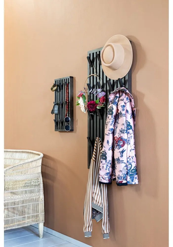 Tmavohnedý vešiakový panel z dubového dreva 46x100x8 cm Parco – Spinder Design