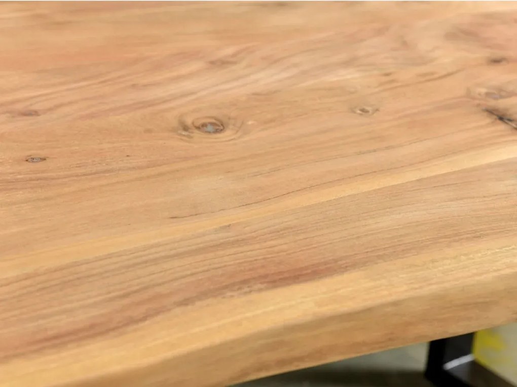 furniture-nabytek.cz - Masivní jídelní sestava Bullwer se 4 židlemi Clinton, akácie / kov / umělá kůže, lakovaná, hnědá / černá