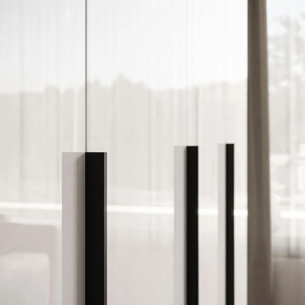 ŠATNÍKOVÁ SKRIŇA BLANCA BIELÝ LESK 4D ČIERNE ÚCHYTKY