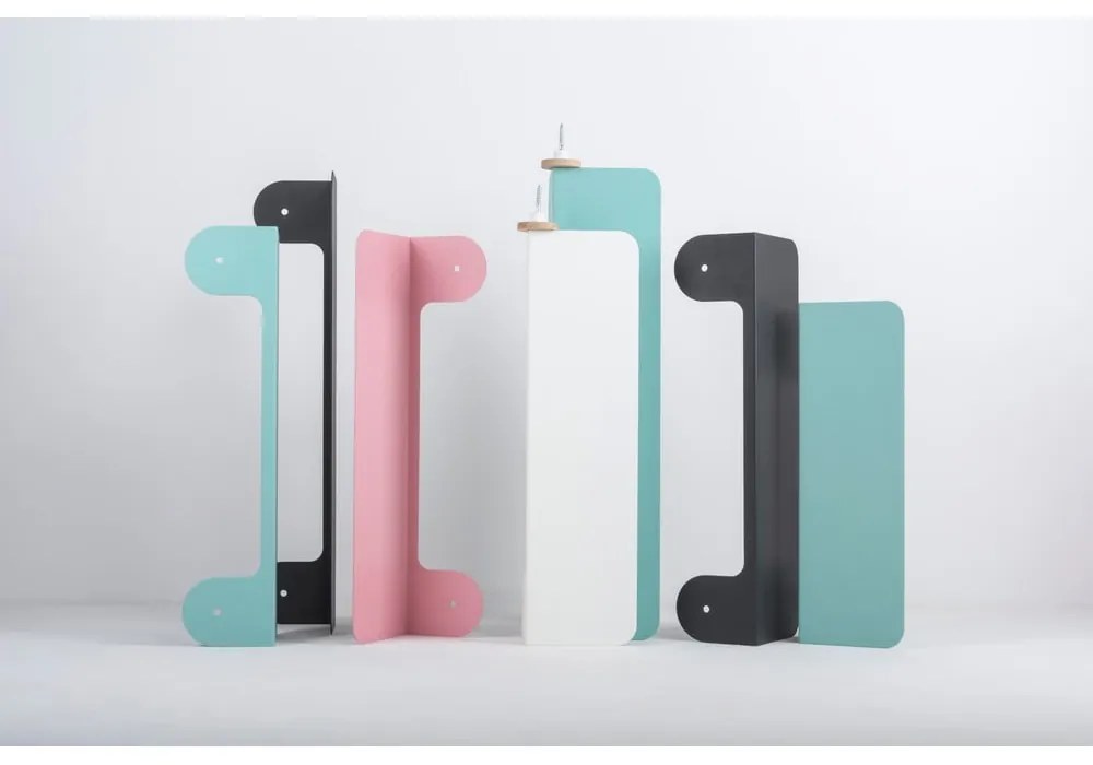 Nástenná čierna polica z ocele s detailom z dubového dreva s 2 háčikmi Gazzda Hook, dĺžka 60 cm