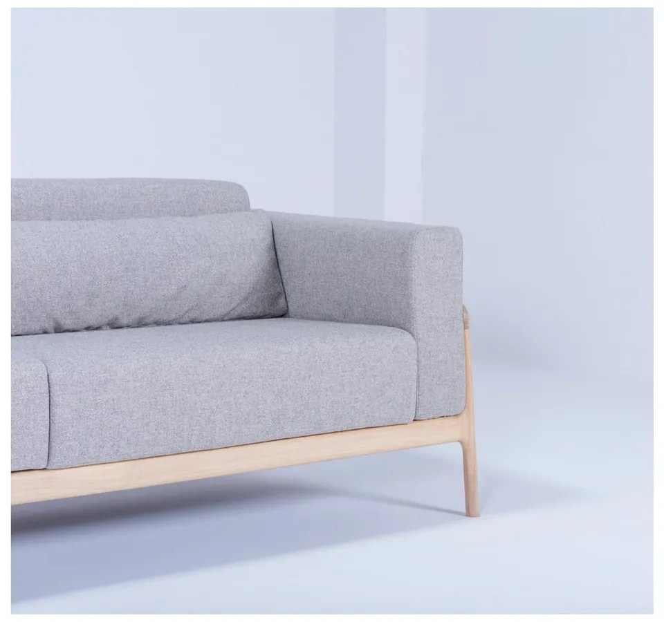 Sivá pohovka s konštrukciou z masívneho dubového dreva Gazzda Fawn, 210 cm