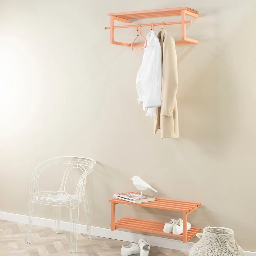 Kovový nástenný vešiak v lososovej farbe s poličkou 76 cm Marco – Spinder Design
