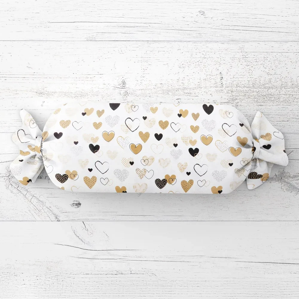 Biante Vankúš valec bonbon Sandra SA-229 Hnedé srdiečka na bielom 15x40 cm