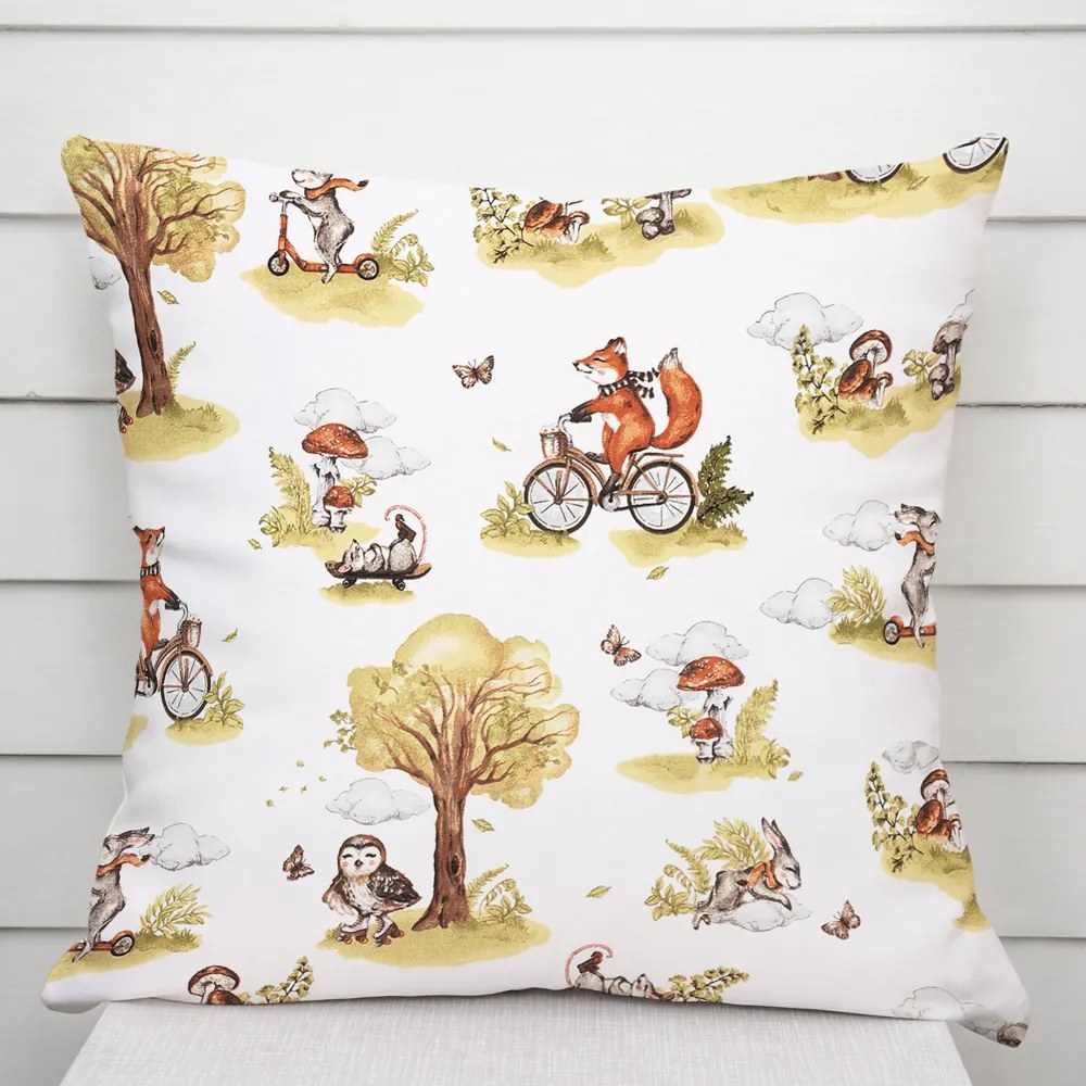 Biante Detská bavlnená obliečka na vankúš Sandra SA-697 Líšky na bicykloch - zelené na bielom 50 x 70 cm