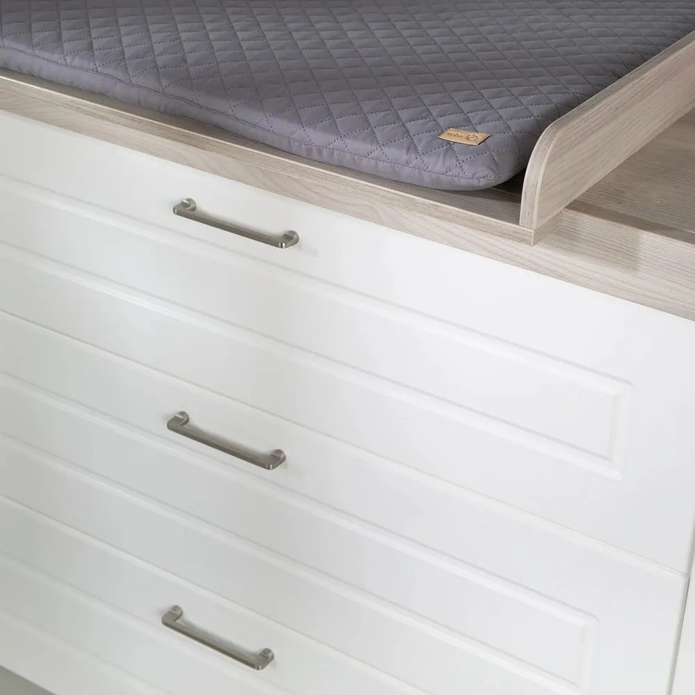 Biela nízka detská komoda v dekore brestu s prebaľovacím pultom 120x98 cm Felicia – Roba