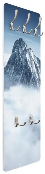 Vešiak na stenu Alpy v oblakoch