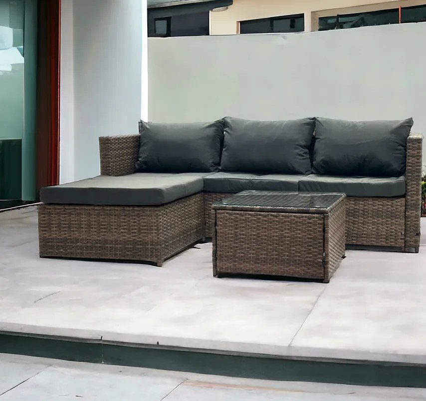 Hnedá ratanová súprava so stolíkom a sivými vankúšmi