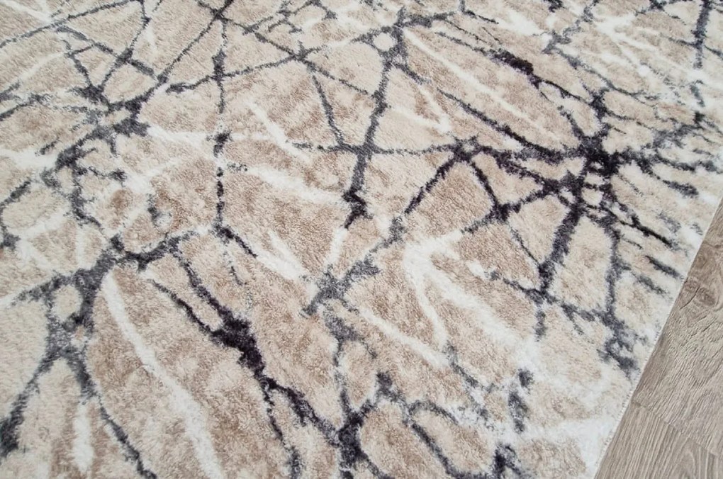 Béžový huňatý koberec Plush Deluxe – mramorový vzor Rozmer: 50x80 cm