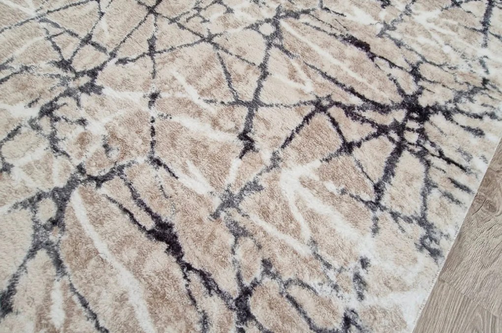 Béžový huňatý koberec Plush Deluxe – mramorový vzor Rozmer: 70x130 cm
