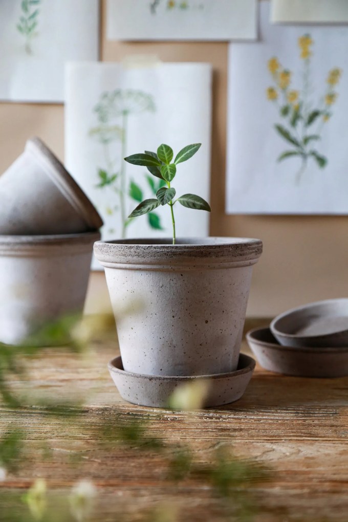 Malý kvetináč Flora s podstavcom 25 cm sivý