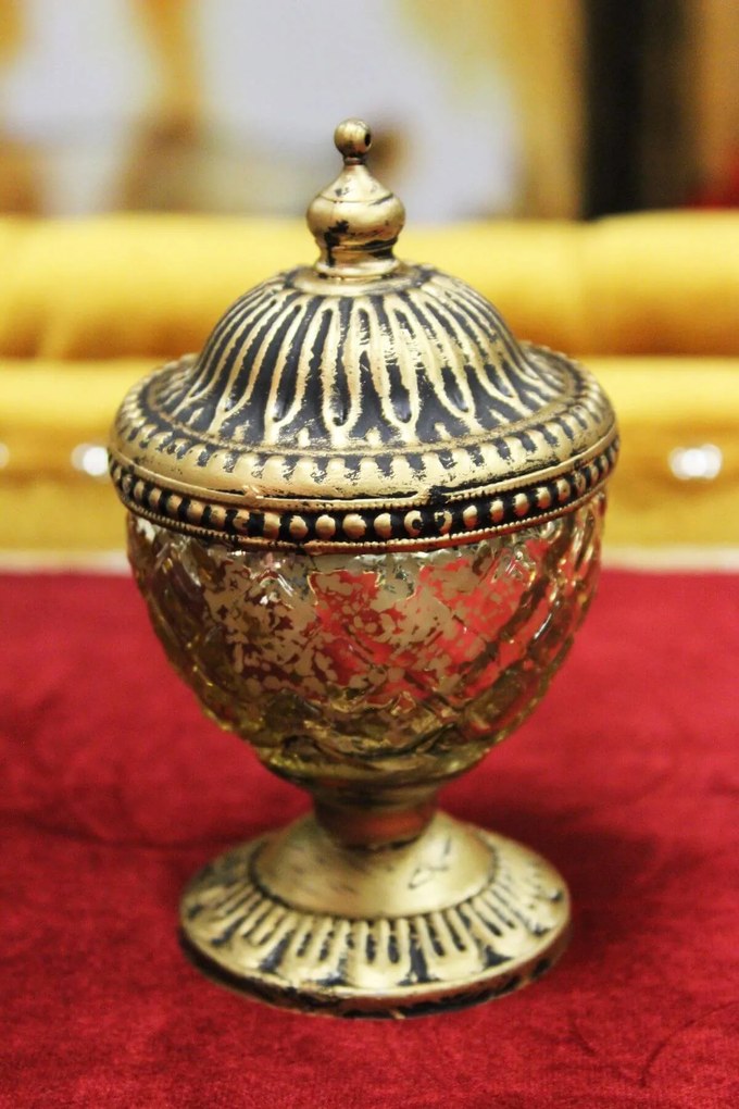 Zlatý rustikálny svietnik v skle s kopulou 13cm