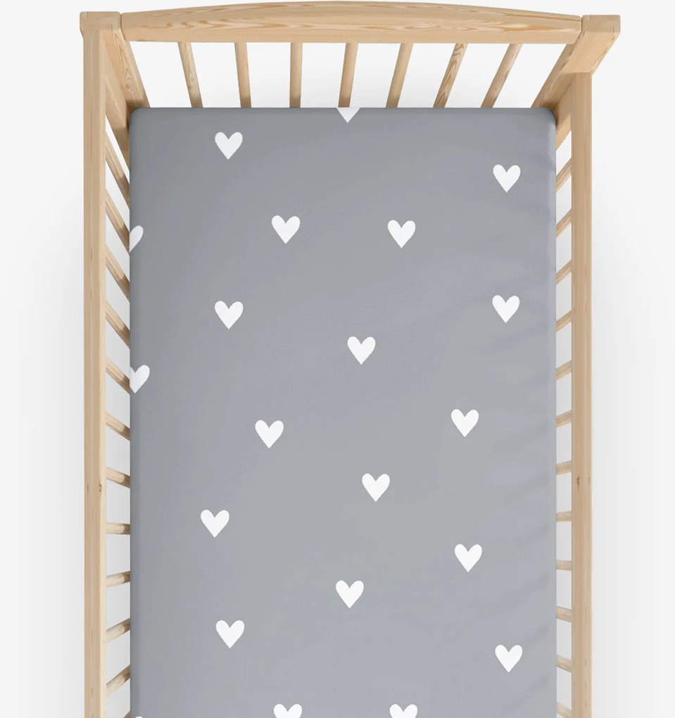 Goldea bavlnená napínacia plachta do detskej postieľky - srdiečka na sivom 70 x 140 cm