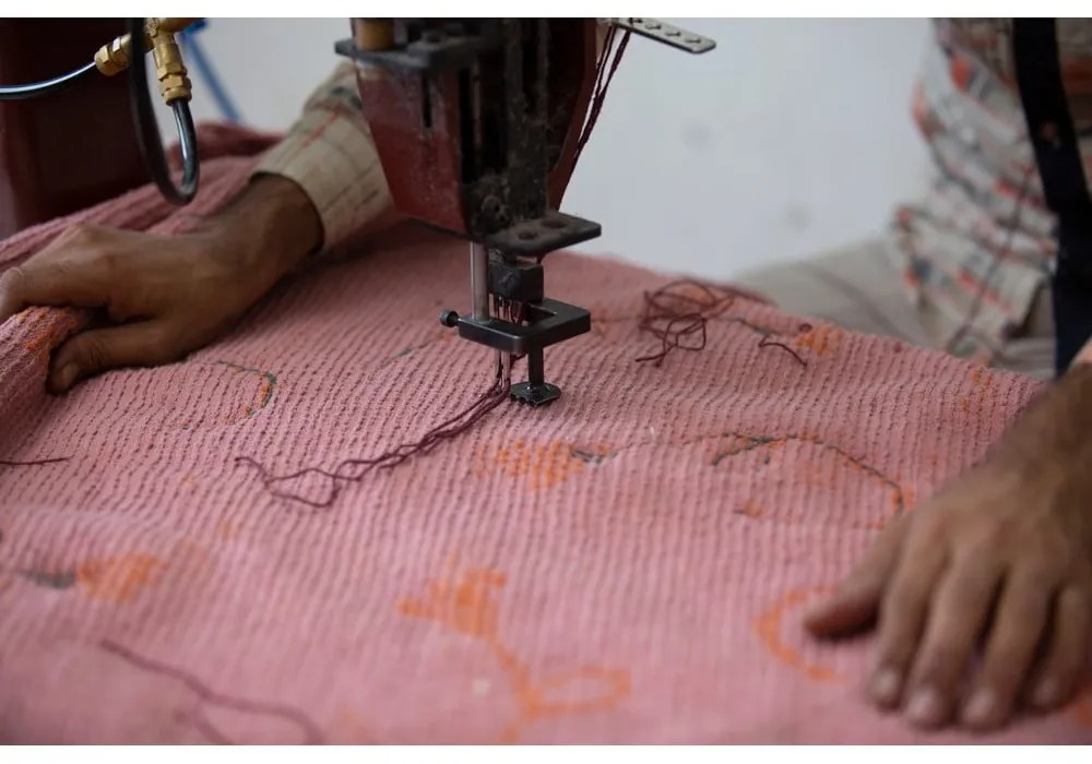 Ružový prateľný ručne tkaný bavlnený detský koberec 140x210 cm English Garden Ash Rose – Lorena Canals