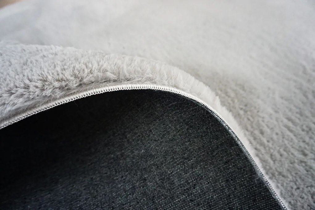 Koberec Cozy 1453 GREY – sivý obdĺžnikový koberec zo 100% polyesteru Rozmer: 40x60 cm
