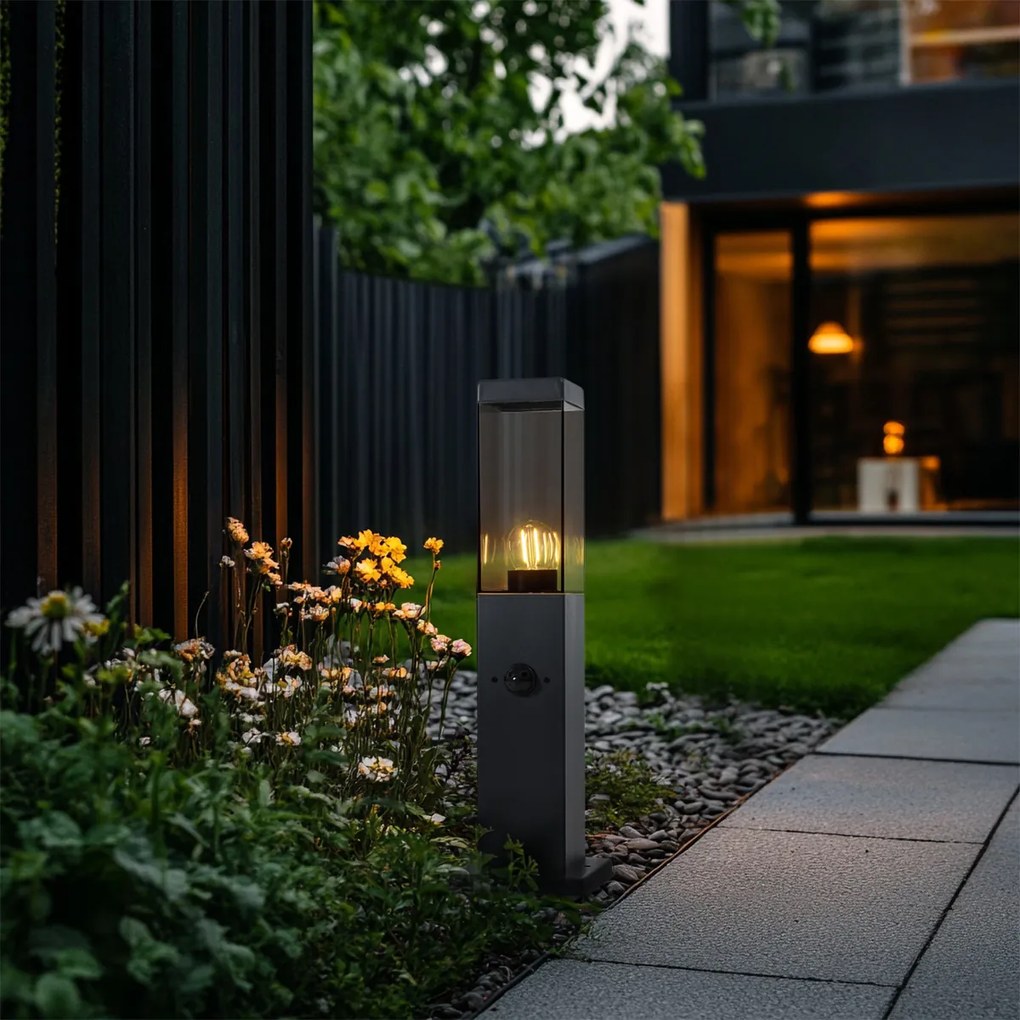 Vonkajšia lampa tmavosivá s dymovým sklom 45 cm IP44 so zásuvkou a snímačom pohybu - Malios
