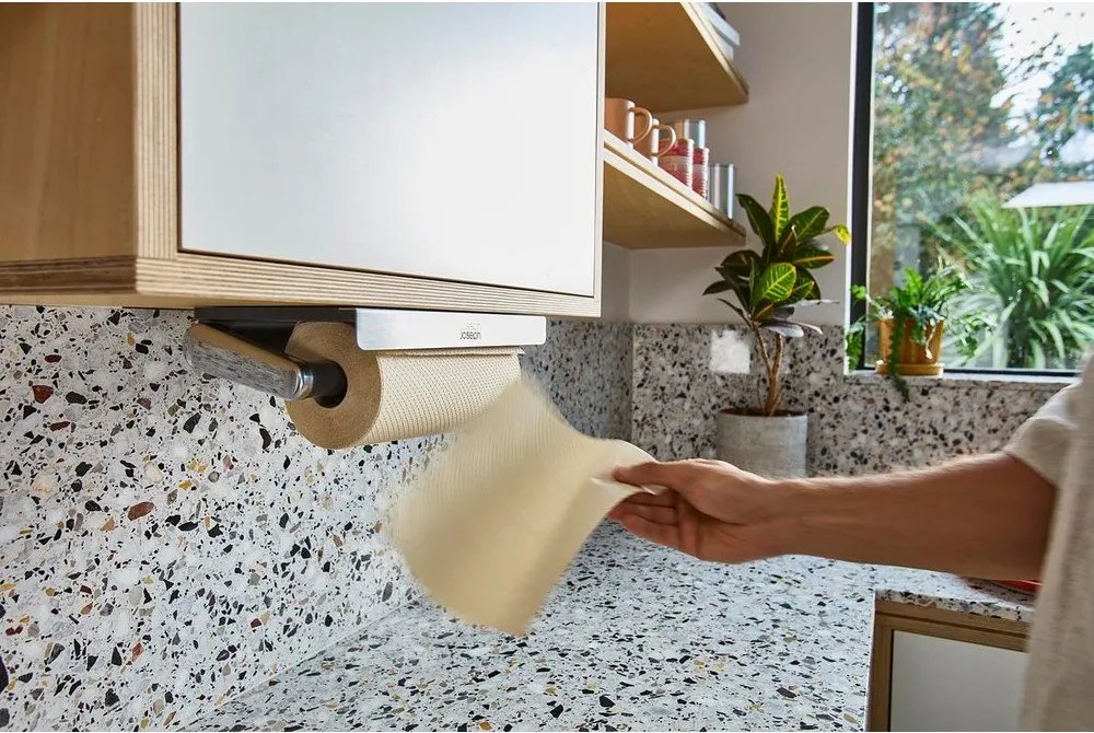 Nástenný plastový držiak na papierové utierky v striebornej farbe RollGrip – Joseph Joseph