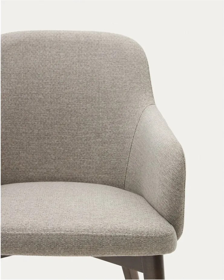 Béžové čalúnené jedálenské kreslo s podrúčkami Nelida – Kave Home