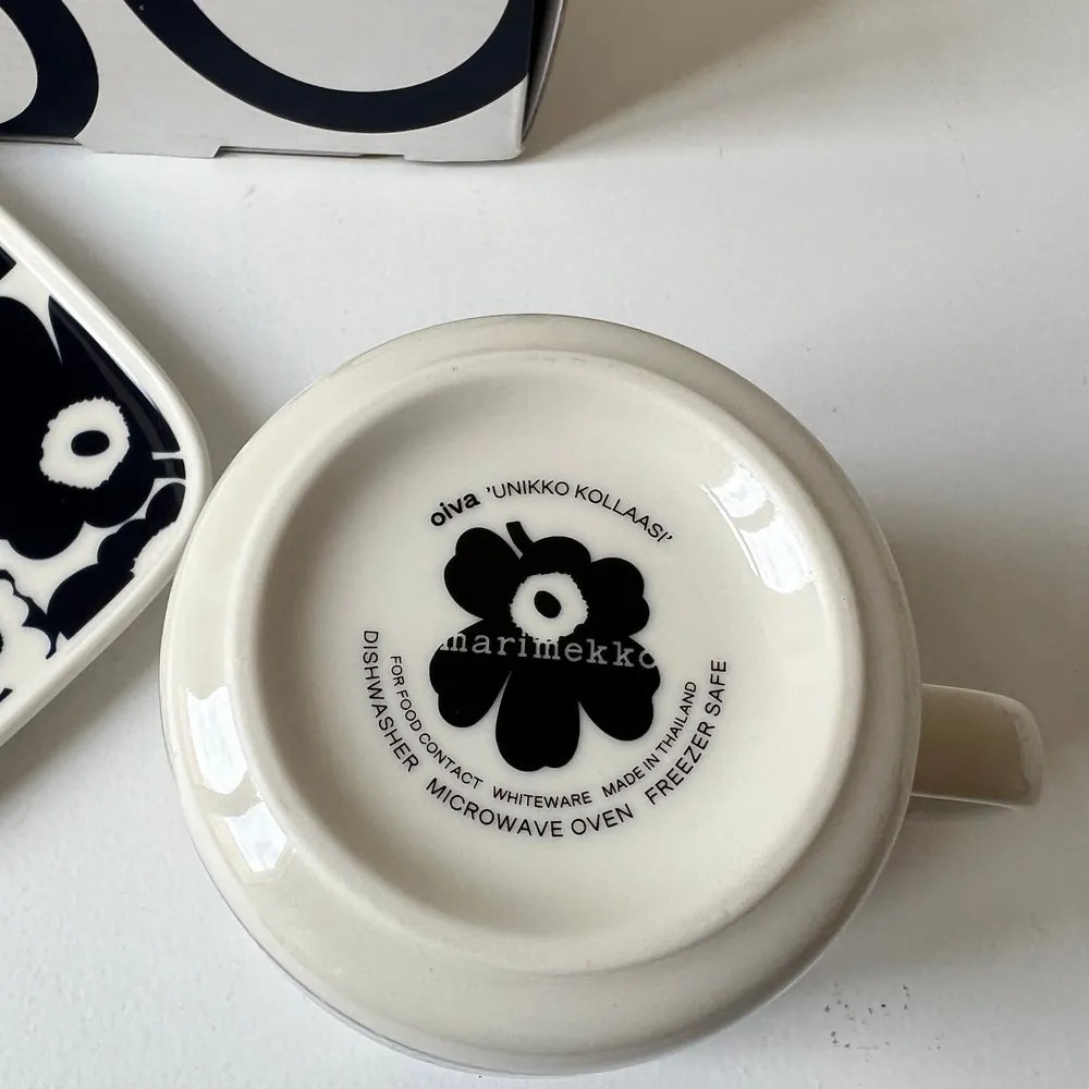 Marimekko Set Oiva Kollaasi Unikko veľký hrnček a tanierik Unikko 60th Anniversary tmavo modrý