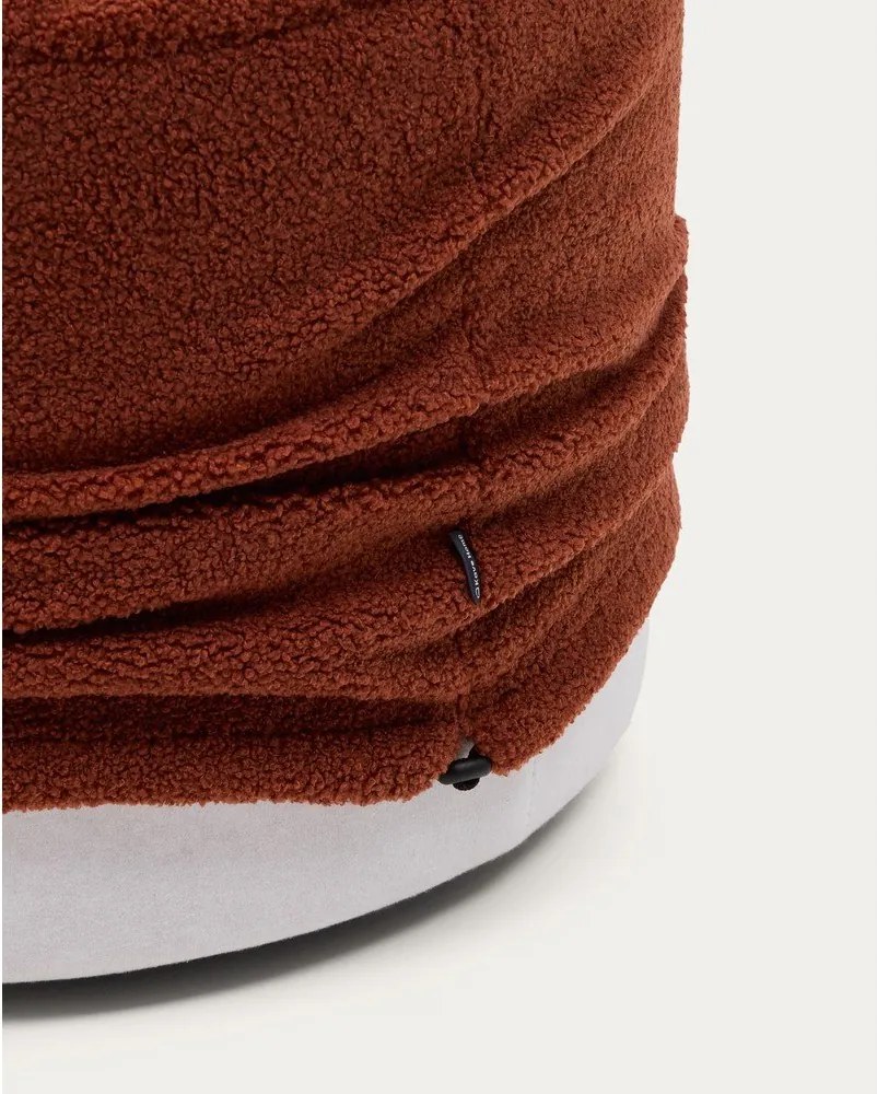 Taburet v terakotovej farbe z textílie buklé Kaeli – Kave Home