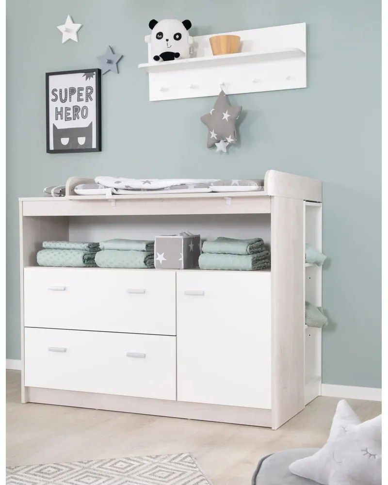 Biela nízka detská komoda v dekore duba s prebaľovacím pultom 117x98 cm Julia – Roba