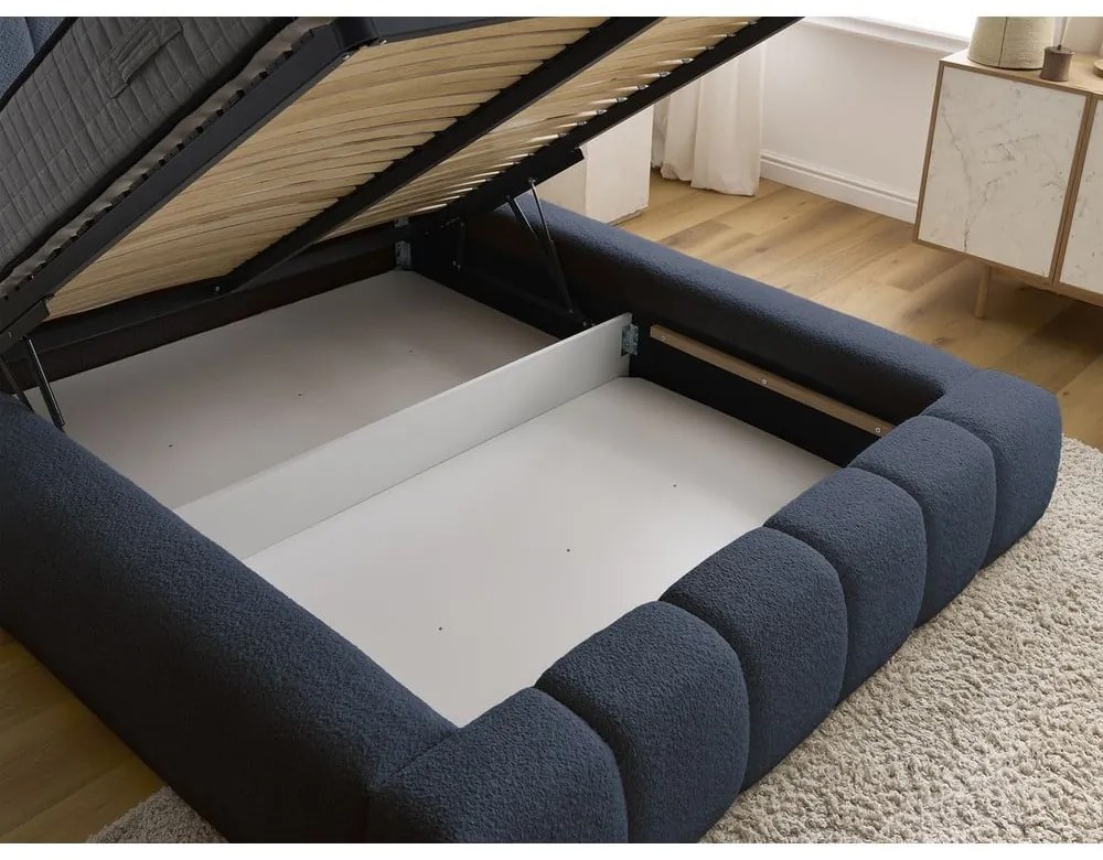 Tmavomodrá čalúnená dvojlôžková posteľ s úložným priestorom s roštom 160x200 cm Denali – Bobochic Paris