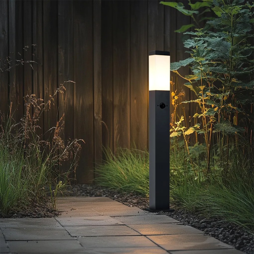 Vonkajšia lampa tmavosivá s opálovým sklom 80 cm IP44 so zásuvkou a snímačom pohybu - Malios