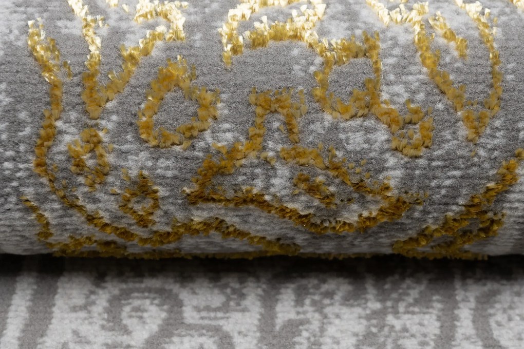 Exkluzívny moderný koberec sivej farby so zlatým orientálnym vzorom