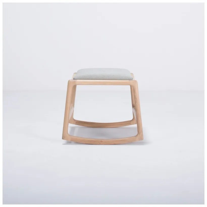 Podnožka s konštrukciou z dubového dreva s modrosivým textilným sedadlom Gazzda Dedo