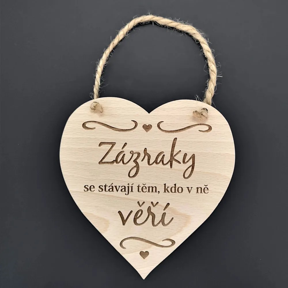 AMADEA Drevené srdce s textom Zázraky sa stávajú tým, ktorí v ne veria, masívne drevo, 16 x 15 cm
