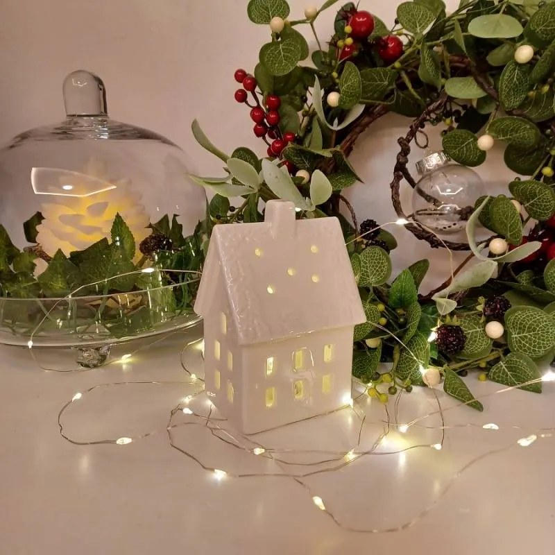 DECOLED Keramický domeček, 8,5 x 6,9 x 12,9 cm, teple bílá, 2xLR44