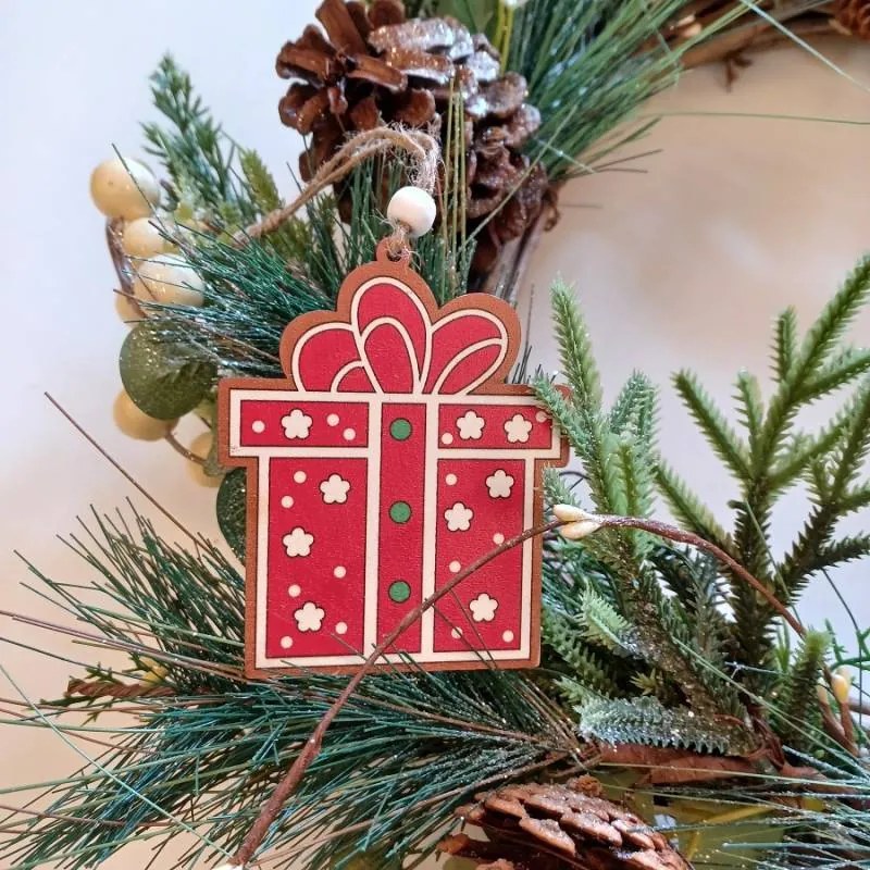 DECOLED Ozdoba, dárek, dřevěný, 7,7 x 9,5 cm, červený