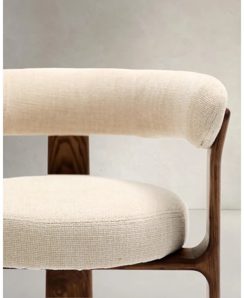 Hnedé/béžové jedálenské kreslo s podrúčkami z jaseňového dreva Granite – Kave Home