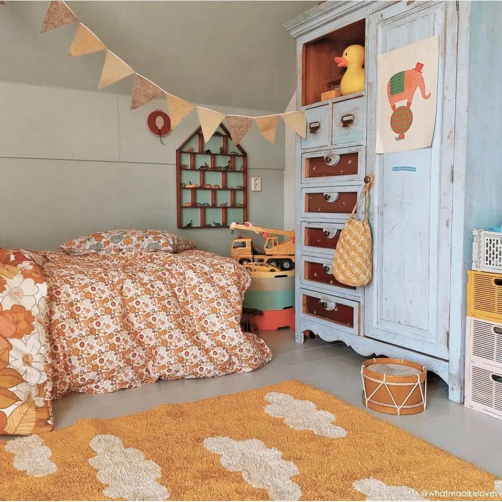 Prateľný ručne tkaný bavlnený detský koberec v horčicovej farbe 120x160 cm Clouds Mustard – Lorena Canals