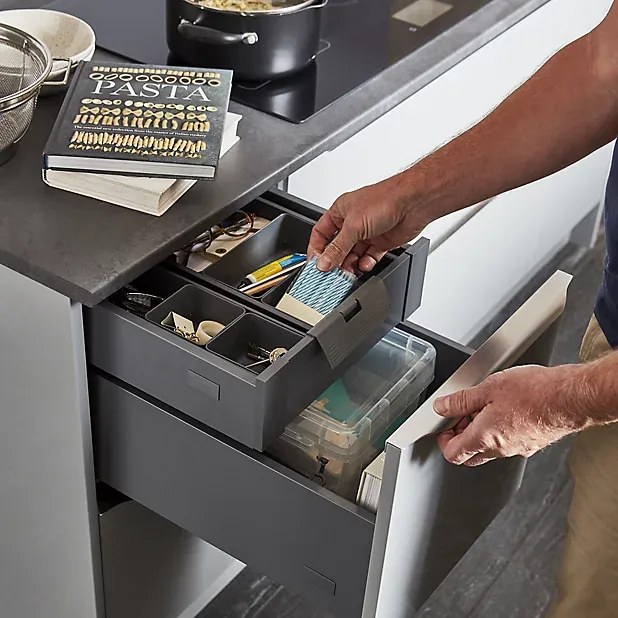 Goodhome Organizér do zásuvky, do kuchyne, príborník - NITAKI sivý plast 10 x 43 cm