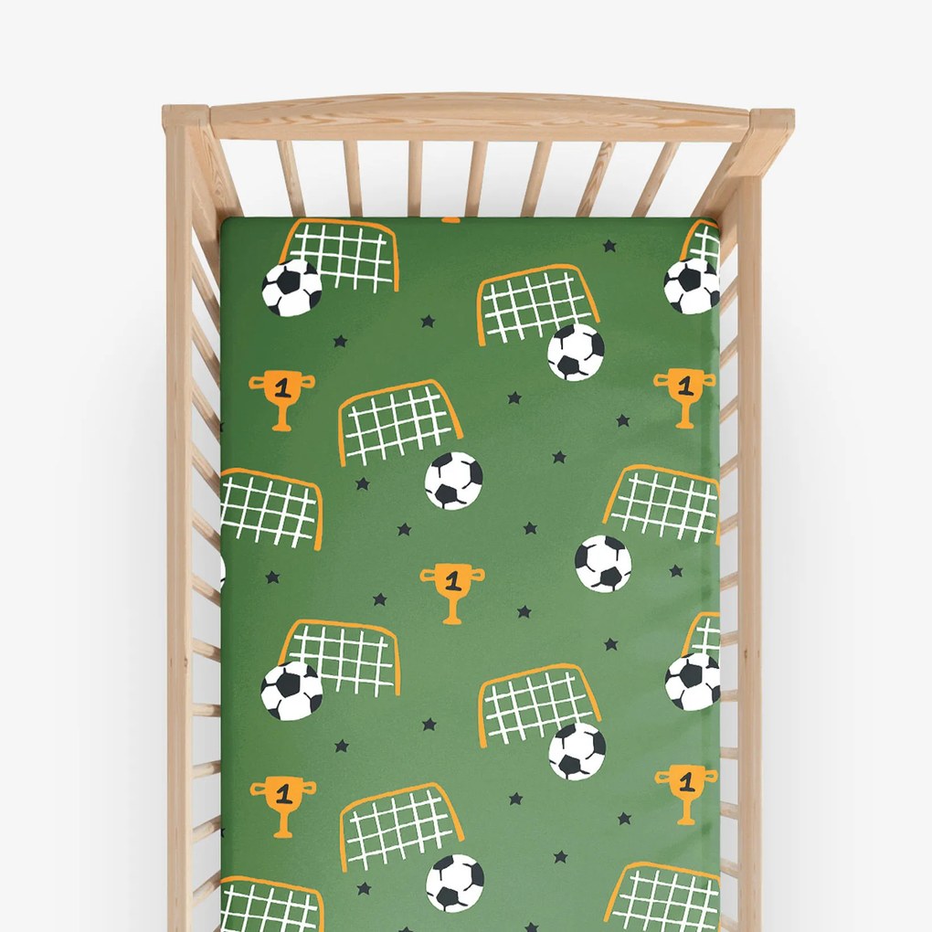Goldea bavlnená napínacia plachta do detskej postieľky - futbalový svet 70 x 140 cm