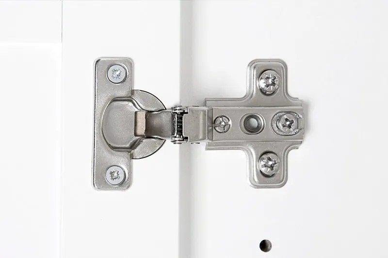 Široká úložná vitrína Landwood, biela