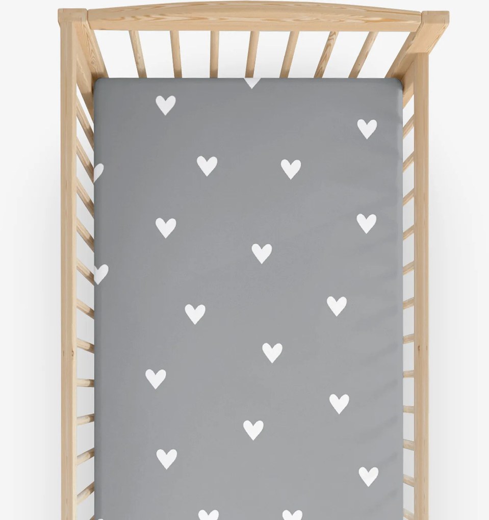 Goldea bavlnená napínacia plachta do detskej postieľky - srdiečka na sivom 60 x 120 cm