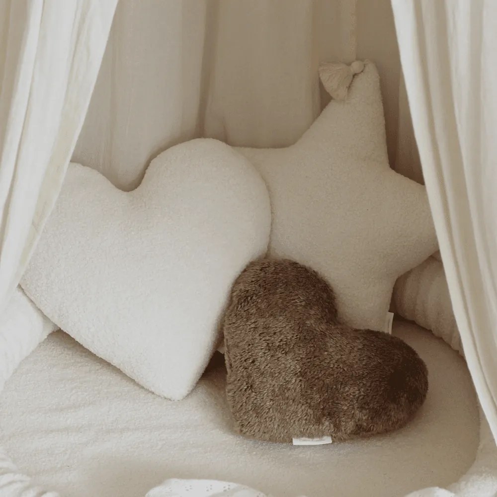 Mini Boho vankúš srdca čokoládový 38 cm