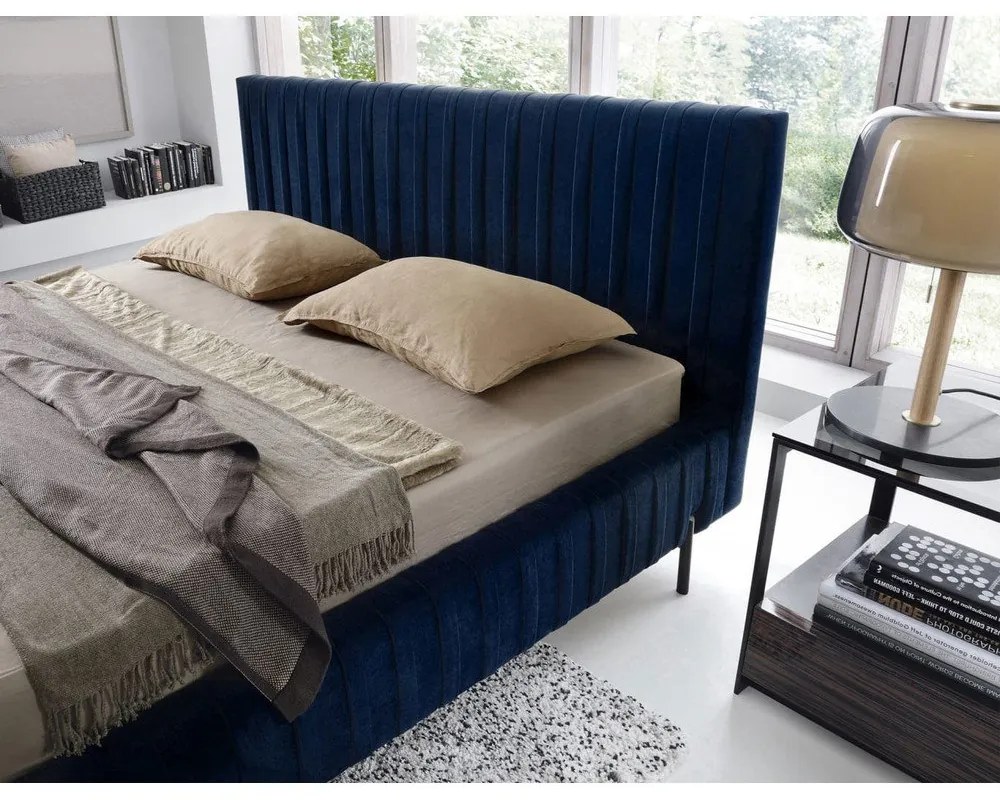 Tmavomodrá čalúnená dvojlôžková posteľ s úložným priestorom s roštom 140x200 cm Plissa – ELTAP