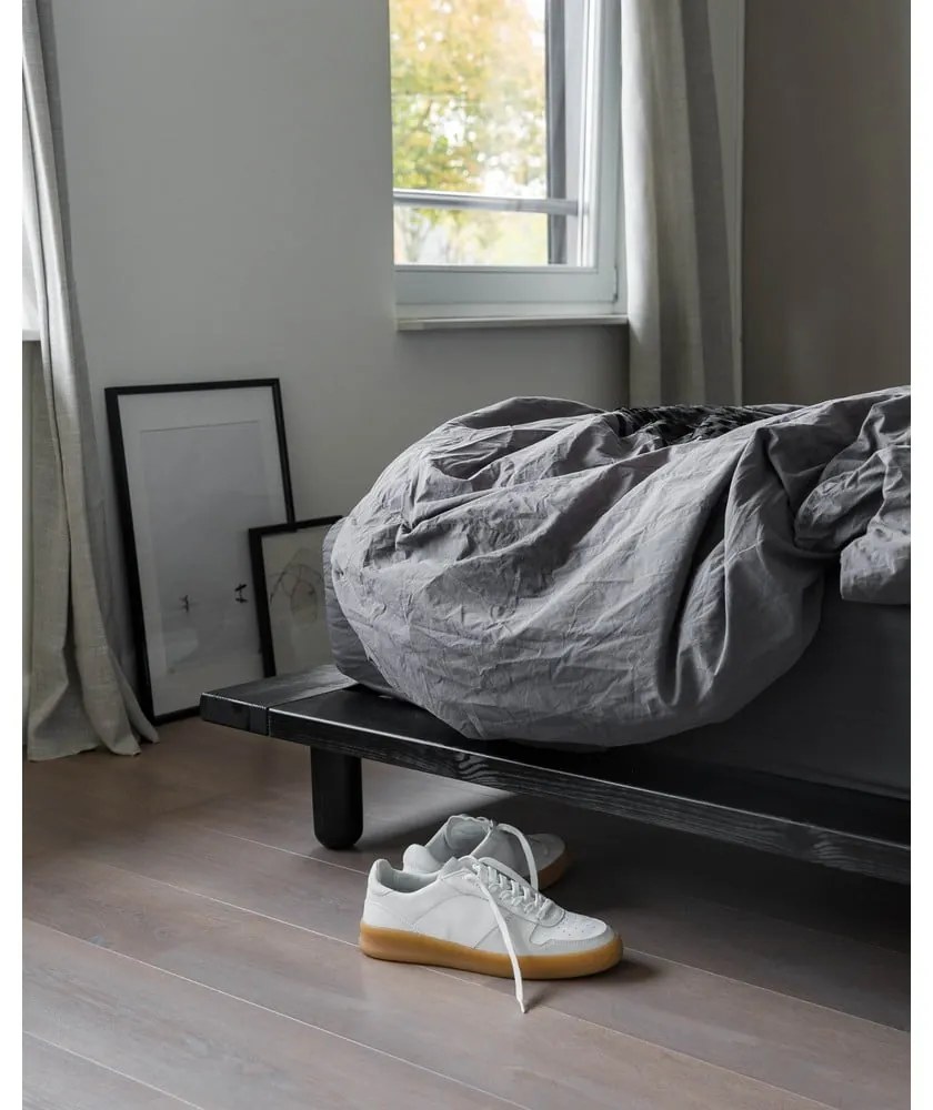 Čierna dvojlôžková posteľ z borovicového dreva s roštom 140x200 cm Peek – Karup Design