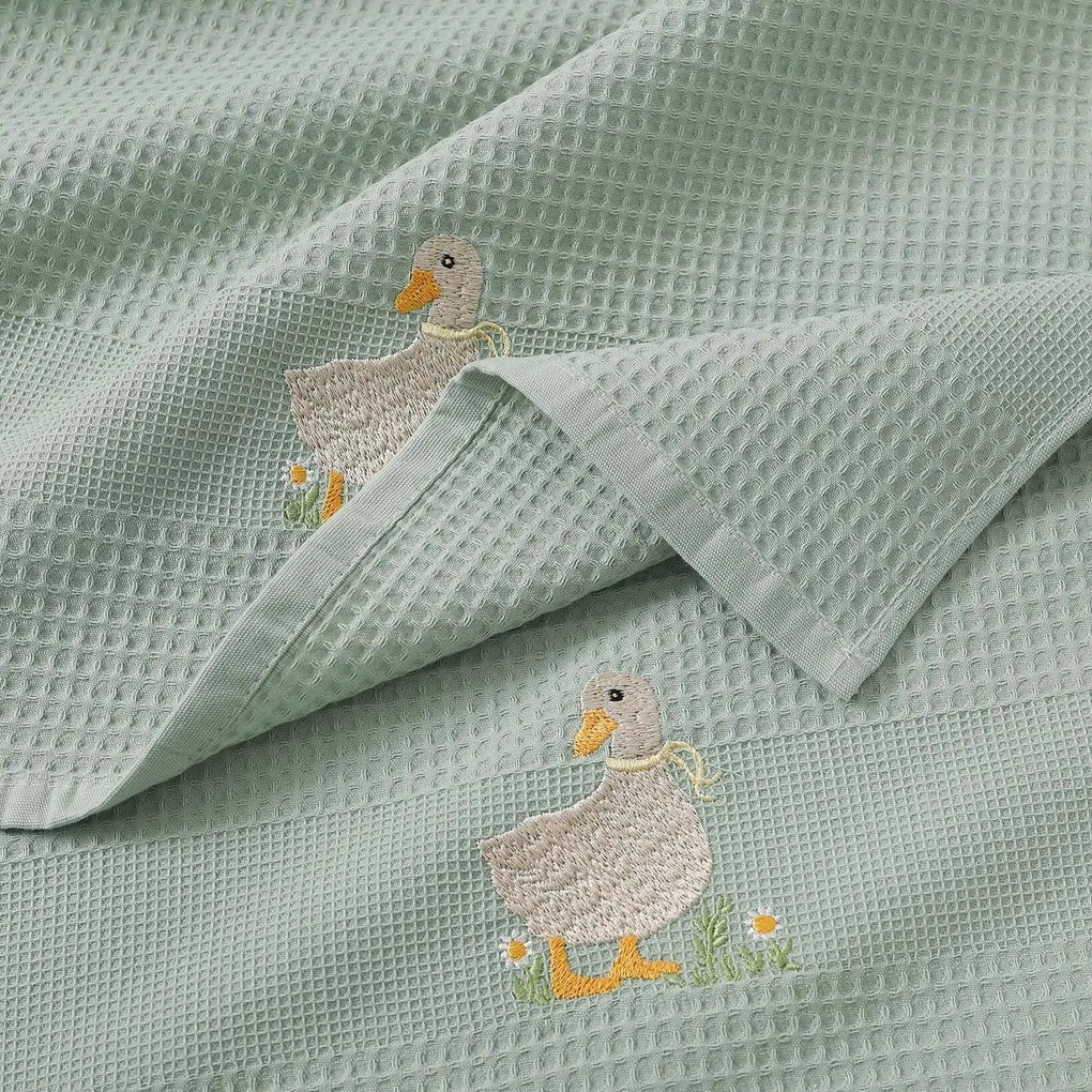 Goldea veľkonočná kuchynská vaflová utierka s výšivkou - kačica na šalviovom 50 x 70 cm