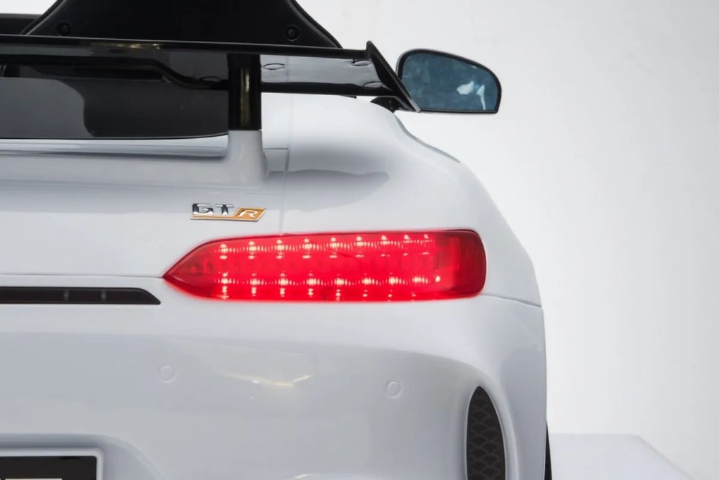 RAMIZ ELEKTRICKÉ AUTÍČKO MERCEDES-BENZ GT R 4 x 4 - LAKOVANÉ - BIELE - 4 x RS550PH-12V - 2 x 12V/7Ah - 2023