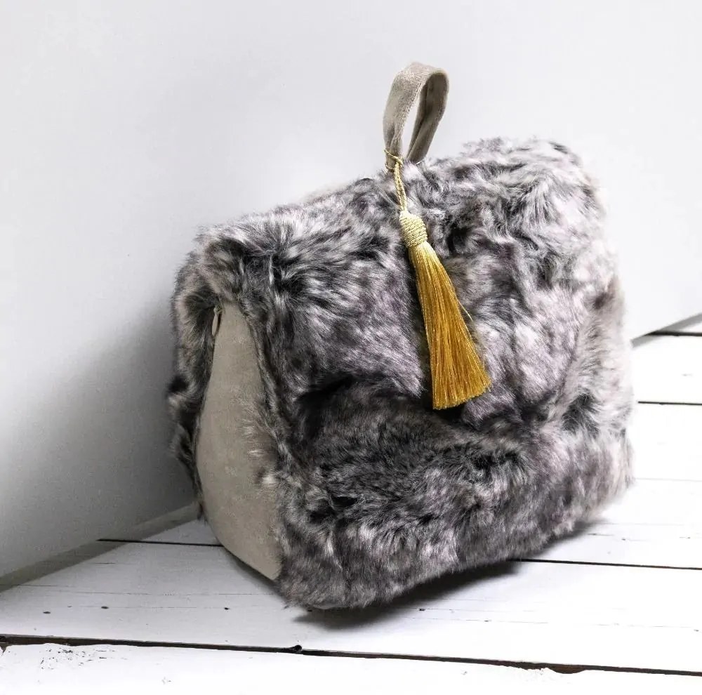 Šedá chlpatá dverná zarážka so zlatým strapcom Wolf grey - 15*22*18cm