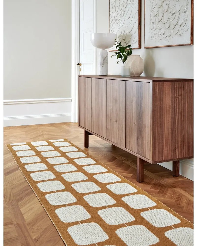 Okrovožlto-krémový vnútorný a vonkajší behúň 70x300 cm Sten Ochre – Pappelina