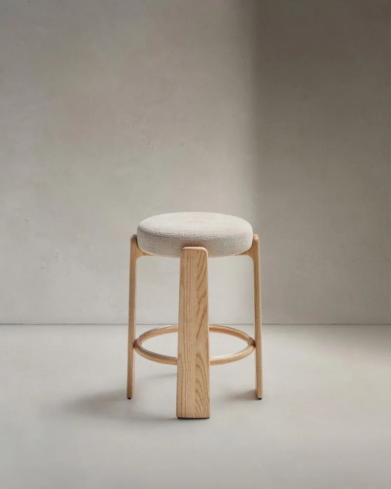 Béžová/v svetlo prírodnej farbe barová stolička z jaseňového dreva (výška sedadla 65 cm) Granite – Kave Home