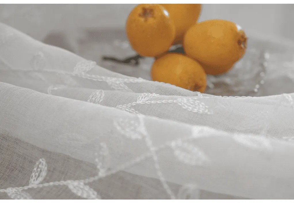 Biely záves VINTORA so vzorom lístkov 140x250 cm Zavesenie: Kovové krúžky